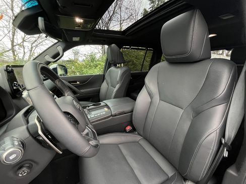 Used 2025 Lexus LX 600 4WD w/ Luxury Package image 23