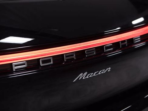 Certified 2026 Porsche Macan AWD/4WD image 18
