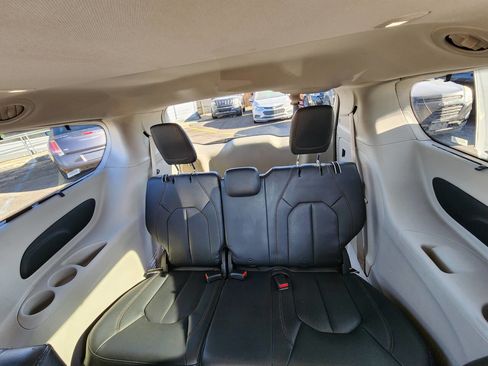 Used 2018 Chrysler Pacifica Touring-L image 17