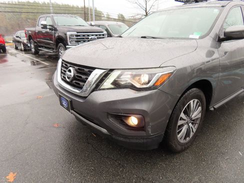 Used 2019 Nissan Pathfinder SV image 9