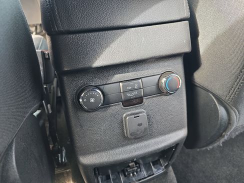 Used 2018 Ford Explorer XLT image 30