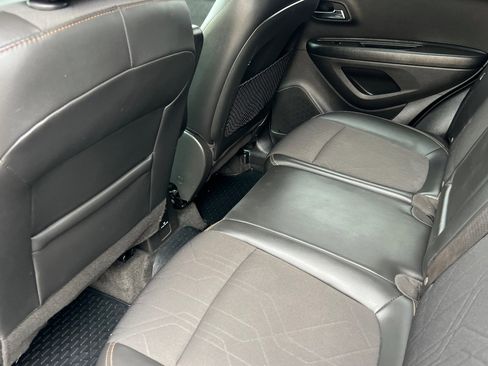 Used 2021 Chevrolet Trax LT w/ LT Convenience Package image 12