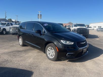 Used 2023 Chrysler Pacifica Touring