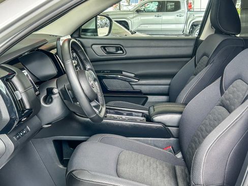 Used 2025 Nissan Pathfinder SV FWD image 17