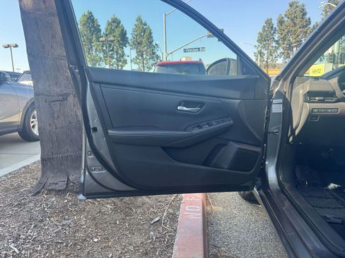 Used 2025 Nissan Sentra SV FWD image 18