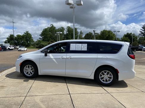 Used 2025 Chrysler Pacifica Select FWD image 7
