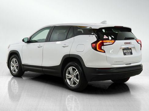 Used 2024 GMC Terrain SLE image 3