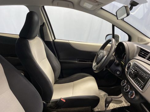 Used 2012 Toyota Yaris 4-Door Hatchback image 36