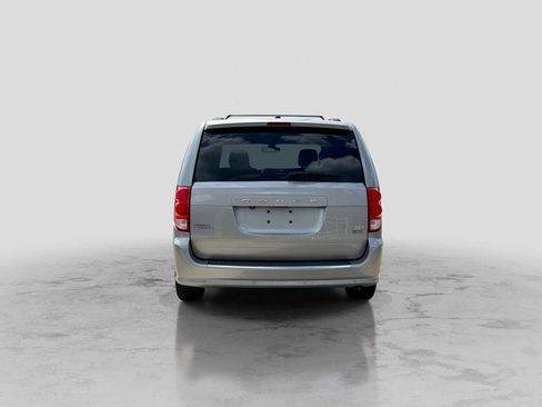 Used 2019 Dodge Grand Caravan SXT w/ Rear Park Assist Package FWD image 5