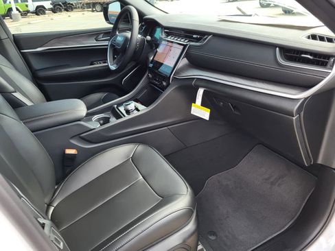 New 2025 Jeep Grand Cherokee Limited w/ Black Appearance Package image 9