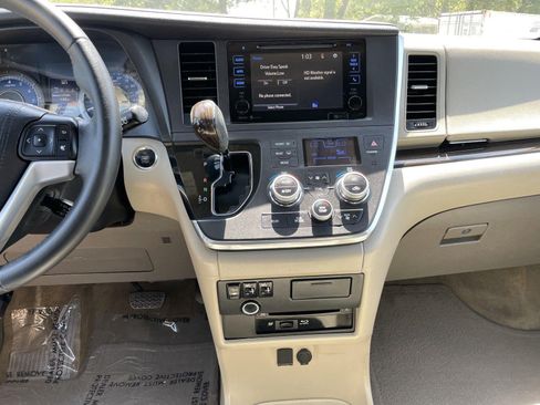 Used 2015 Toyota Sienna XLE Premium FWD image 23