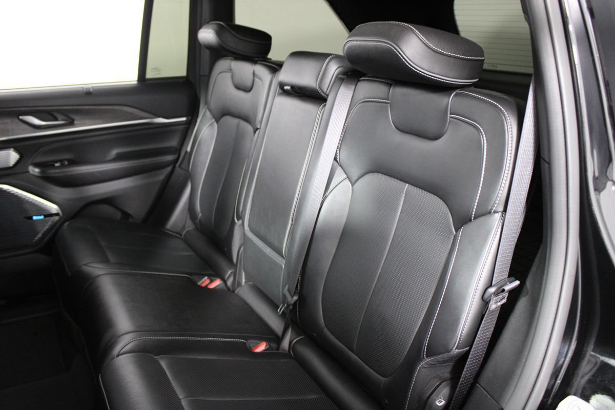 Used 2023 Jeep Grand Cherokee Overland w/ Advanced Protech Group III AWD/4WD image 33