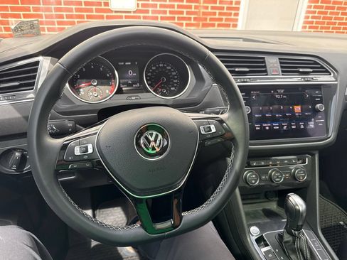 Used 2021 Volkswagen Tiguan SE w/ Panoramic Sunroof Package AWD/4WD image 5