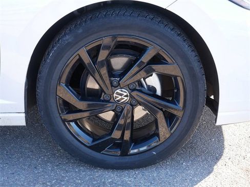 Certified 2025 Volkswagen Jetta SE image 9