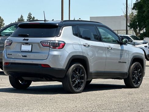 Used 2023 Jeep Compass Latitude w/ Convenience Group AWD/4WD image 2