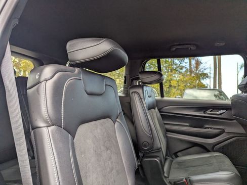 Used 2025 Jeep Grand Cherokee L Laredo image 14