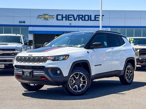 Used 2025 Jeep Compass Trailhawk AWD/4WD image 1