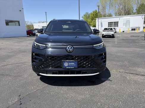 Used 2025 Volkswagen Tiguan SEL R-Line image 2