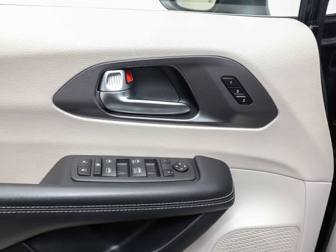 Used 2023 Chrysler Pacifica Touring-L FWD image 29