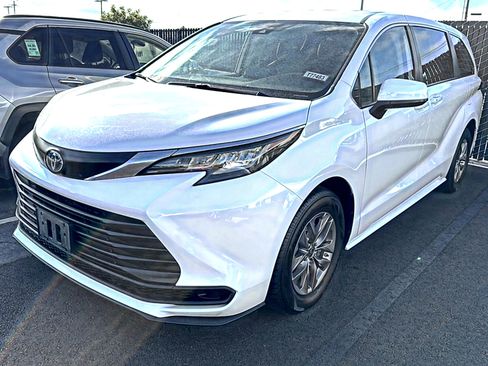 Used 2023 Toyota Sienna LE FWD image 1