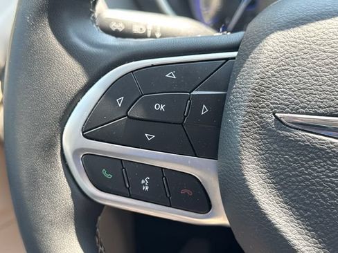 Used 2024 Chrysler Pacifica Touring-L FWD image 26