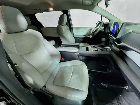 Certified 2025 Toyota Sienna LE FWD image 25