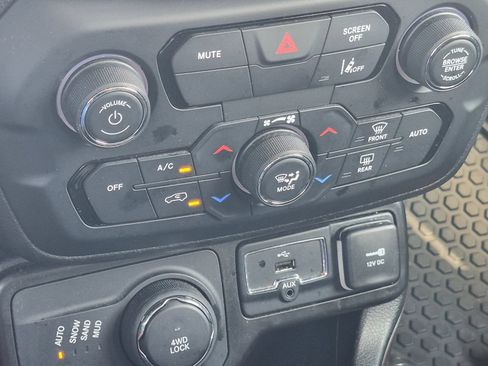 Used 2023 Jeep Renegade Latitude AWD/4WD image 9
