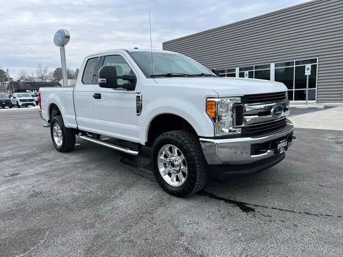 Used 2017 Ford F250 XLT w/ FX4 Off-Road Package image 2