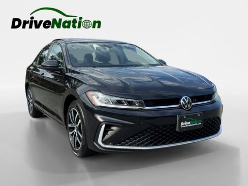 Used 2025 Volkswagen Jetta SE FWD image 3