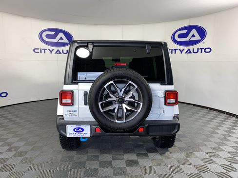 Used 2024 Jeep Wrangler Unlimited w/ Convenience Group AWD/4WD image 4