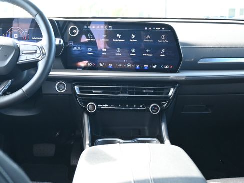 Used 2024 Chevrolet Traverse LT image 30