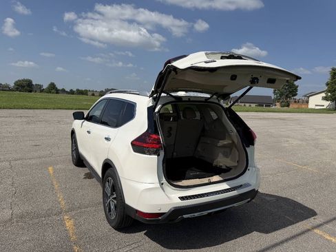 Used 2019 Nissan Rogue SV w/ Sun & Sound Touring Package FWD image 4