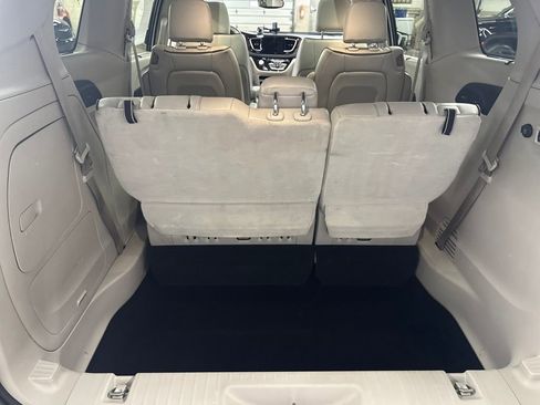 Used 2019 Chrysler Pacifica Limited image 24