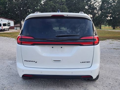 Used 2025 Chrysler Pacifica Limited FWD image 6