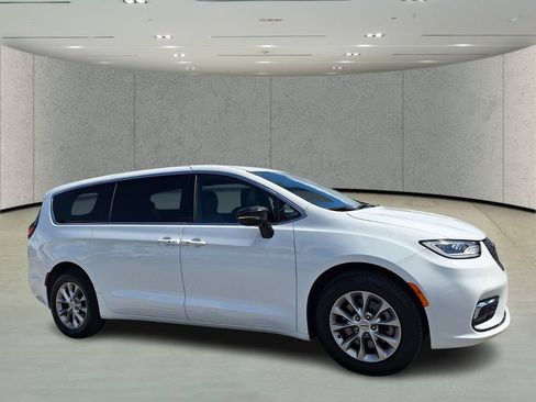 Used 2025 Chrysler Pacifica Select w/ Uconnect Theater Family Group AWD/4WD image 3
