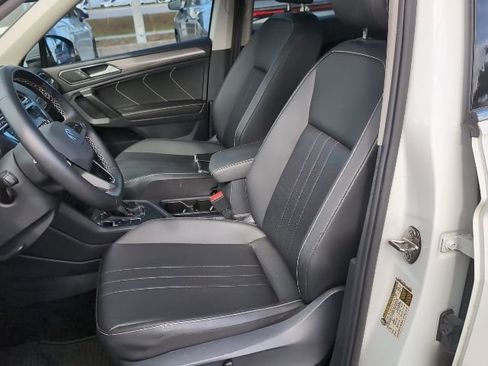 Used 2023 Volkswagen Tiguan SE image 9