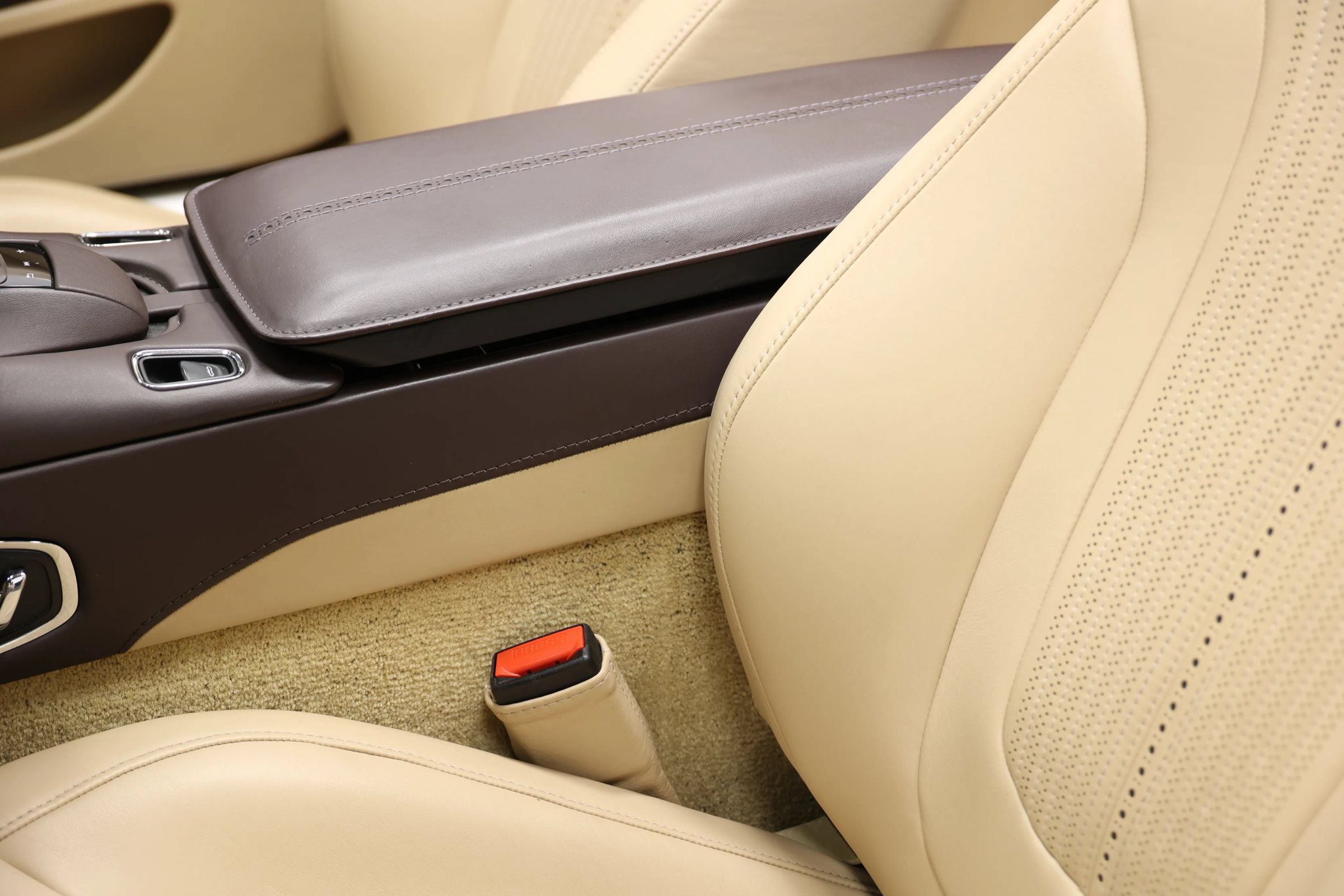 Used 2019 Aston Martin DB11 Volante RWD image 22