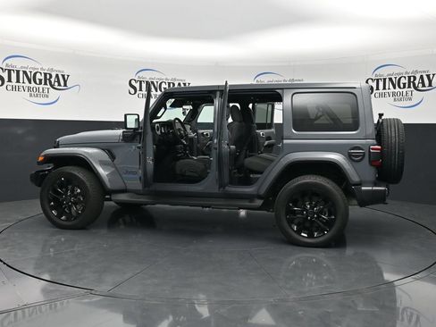 Used 2025 Jeep Wrangler Unlimited Sahara AWD/4WD image 40