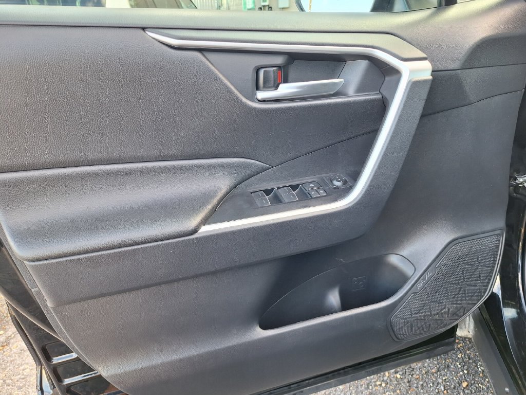 Used 2025 Toyota RAV4 XLE FWD image 29