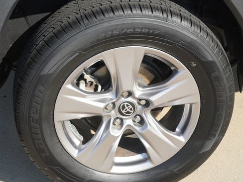 Used 2022 Toyota RAV4 XLE w/ Convenience Package FWD image 11