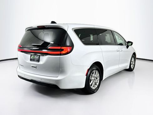 Used 2024 Chrysler Pacifica Touring-L FWD image 9