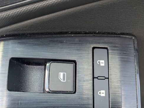 Used 2024 Nissan Rogue S FWD image 31