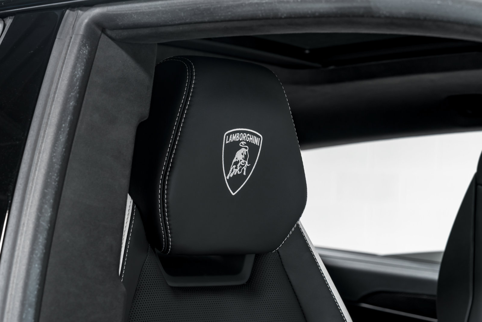 Used 2025 Lamborghini Urus SE AWD/4WD image 41