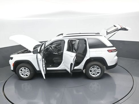 Used 2025 Jeep Grand Cherokee Laredo image 59