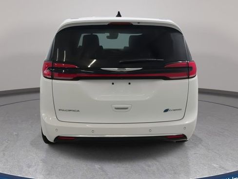 Used 2023 Chrysler Pacifica Touring-L image 7