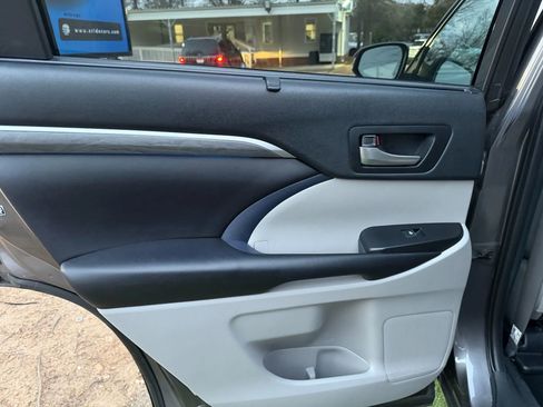 Used 2019 Toyota Highlander Limited image 21