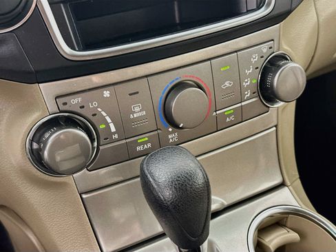Used 2013 Toyota Highlander 4WD w/ Cold Weather Pkg image 16