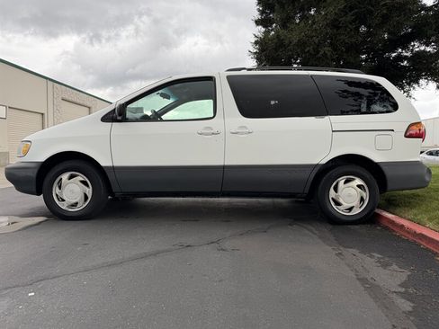 Used 1998 Toyota Sienna LE image 6