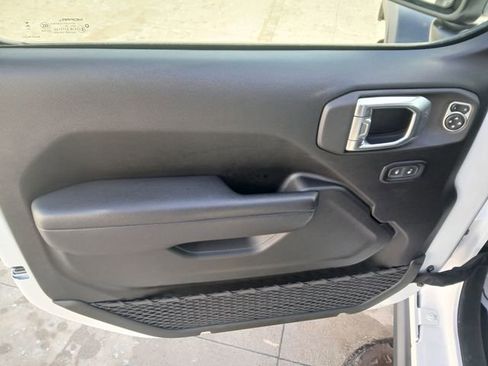 Used 2024 Jeep Gladiator Mojave AWD/4WD image 11