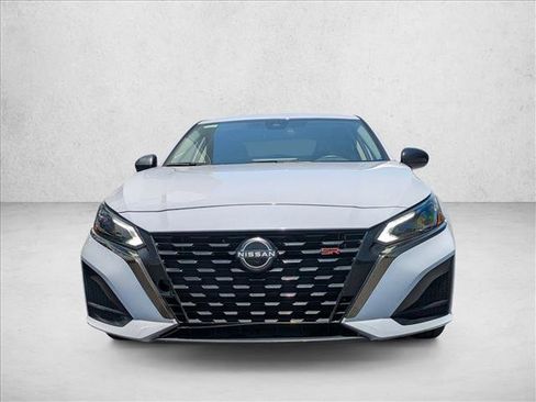 Used 2024 Nissan Altima 2.5 SR FWD image 2